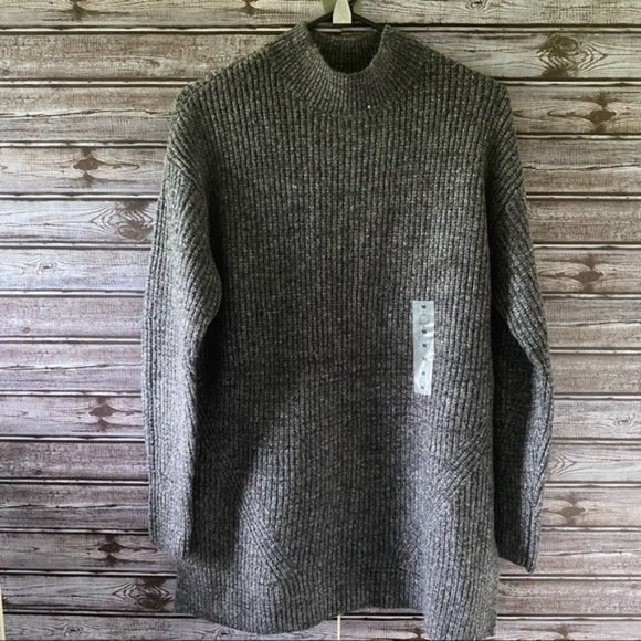 Old Navy Sweaters - NWOT Old Navy Sweater‎ Size M